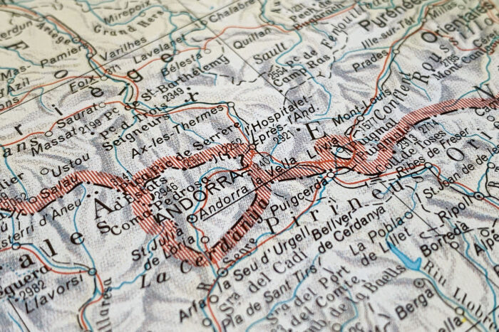 Cómo orientarte en la Transpirenaica: apps y consejos para la GR11 4 Mapa en papel