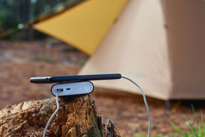 Material necesario para un trekking por el GR11 Transpirenaica 6 Móvil cargando conectado a una batería externa