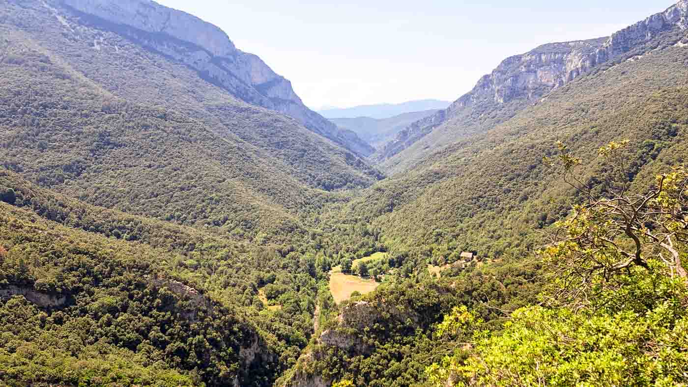 Etapa 7: Refugio Sant Miquel de Bassegoda - Beget. Transpirenaica GR11. 4 Valle boscoso