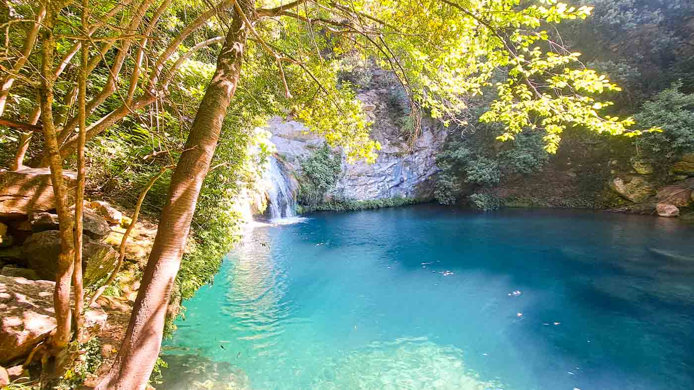 Etapa 7: Refugio Sant Miquel de Bassegoda - Beget. Transpirenaica GR11. 3 Laguna azul en Sant Aniol