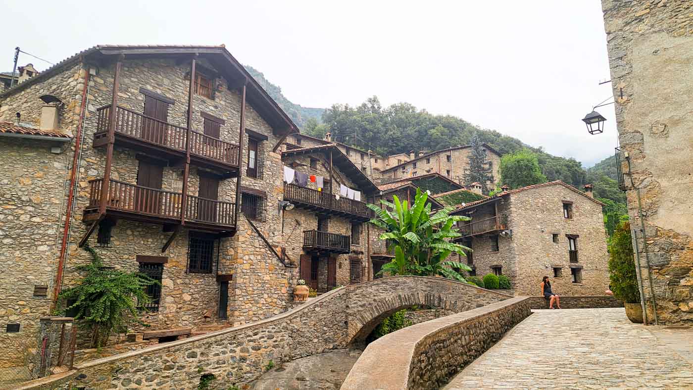 Etapa 7: Refugio Sant Miquel de Bassegoda - Beget. Transpirenaica GR11. 5 Pueblo de casas de piedra