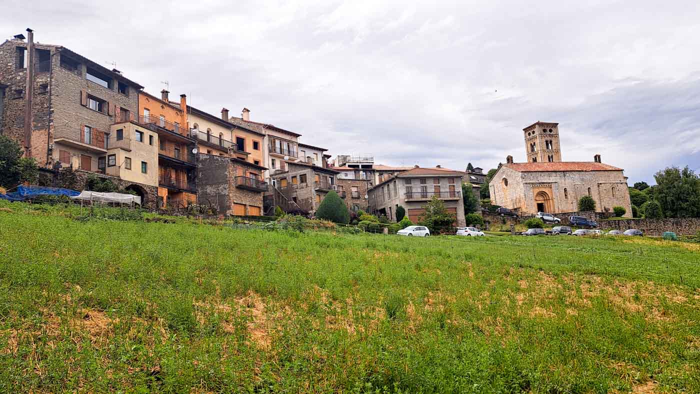 Etapa 8: Beget - Molló. Transpirenaica GR11. 5 Pueblo sobre campos