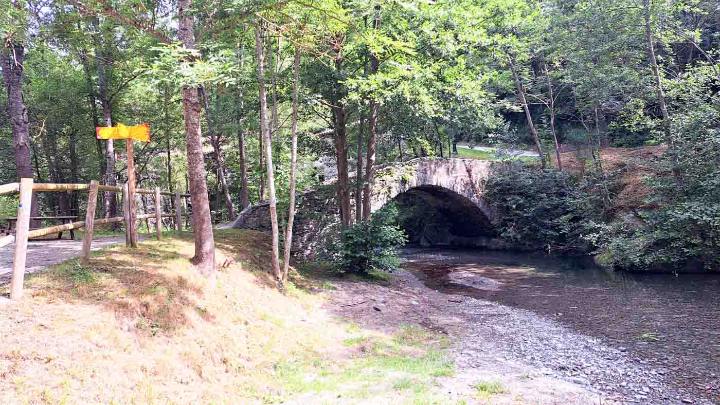 Etapa 8: Beget - Molló. Transpirenaica GR11. 4 Puente sobre río en bosque