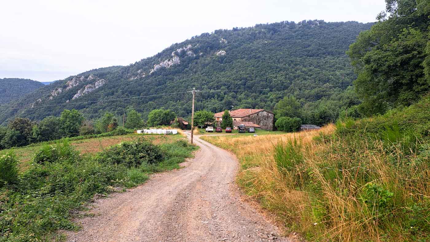 Etapa 8: Beget - Molló. Transpirenaica GR11. 1 pista entre el bosque y casa de piedra