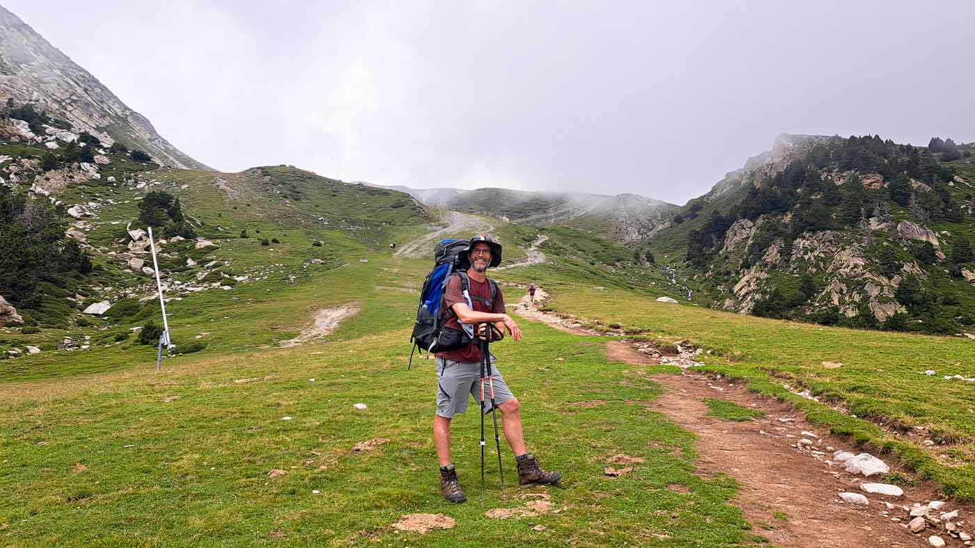 Etapa 9: Molló - Cabaña de Tirapits. Transpirenaica GR11. 6 senderista feliz en la montaña con niebla