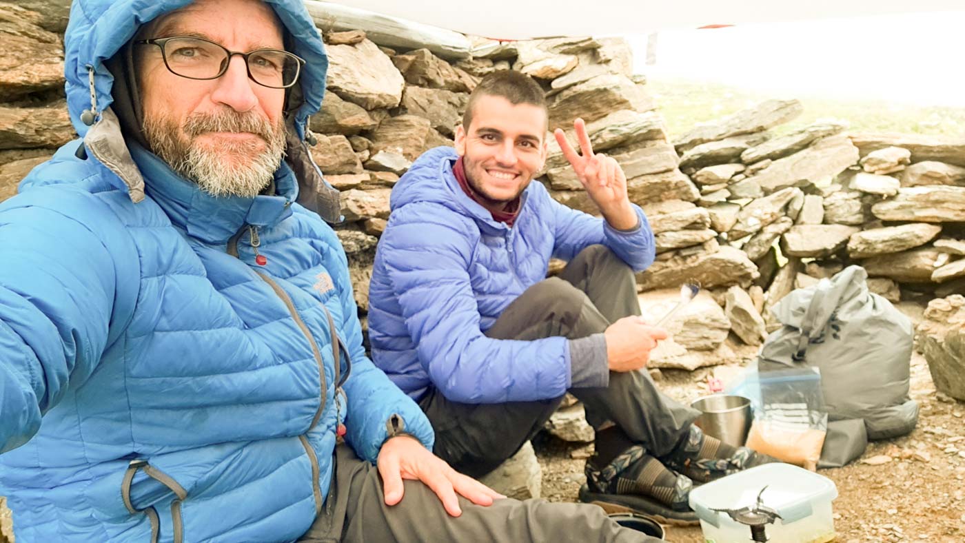 Etapa 9: Molló - Cabaña de Tirapits. Transpirenaica GR11. 9 Dos senderistas felices sentados junto a piedras
