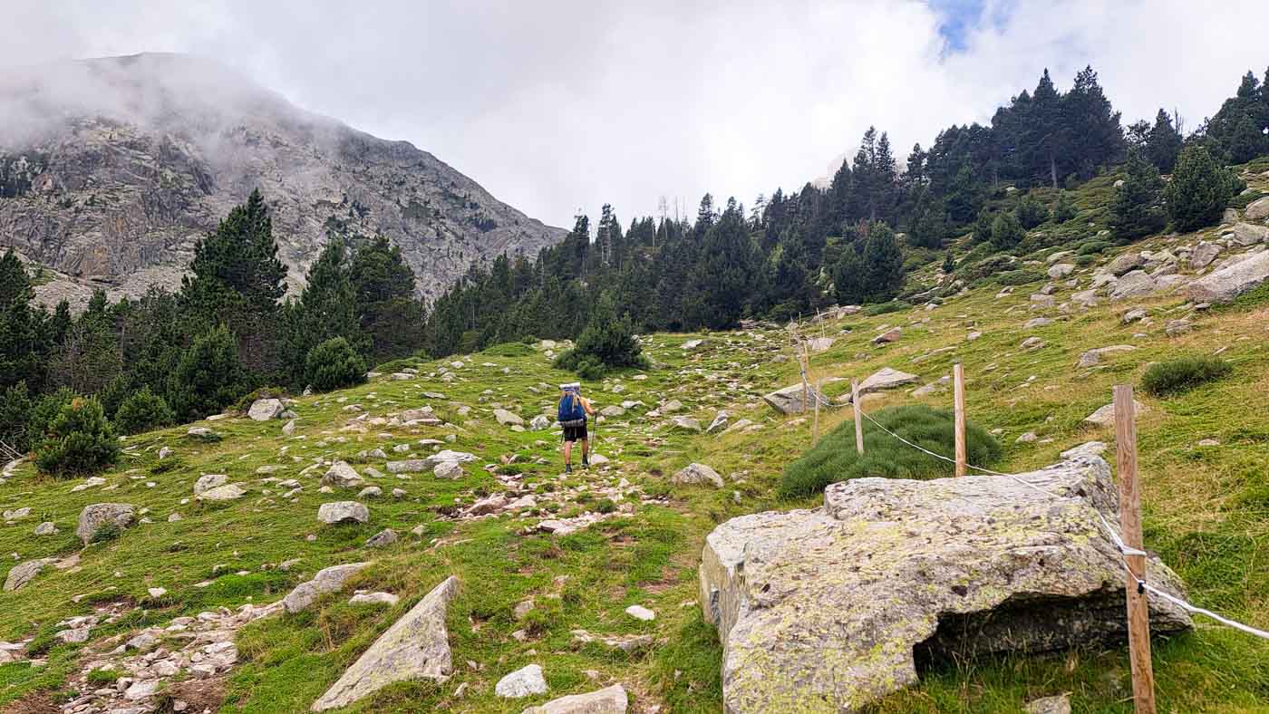 Etapa 9: Molló - Cabaña de Tirapits. Transpirenaica GR11. 5 senderista subiendo entre rocas