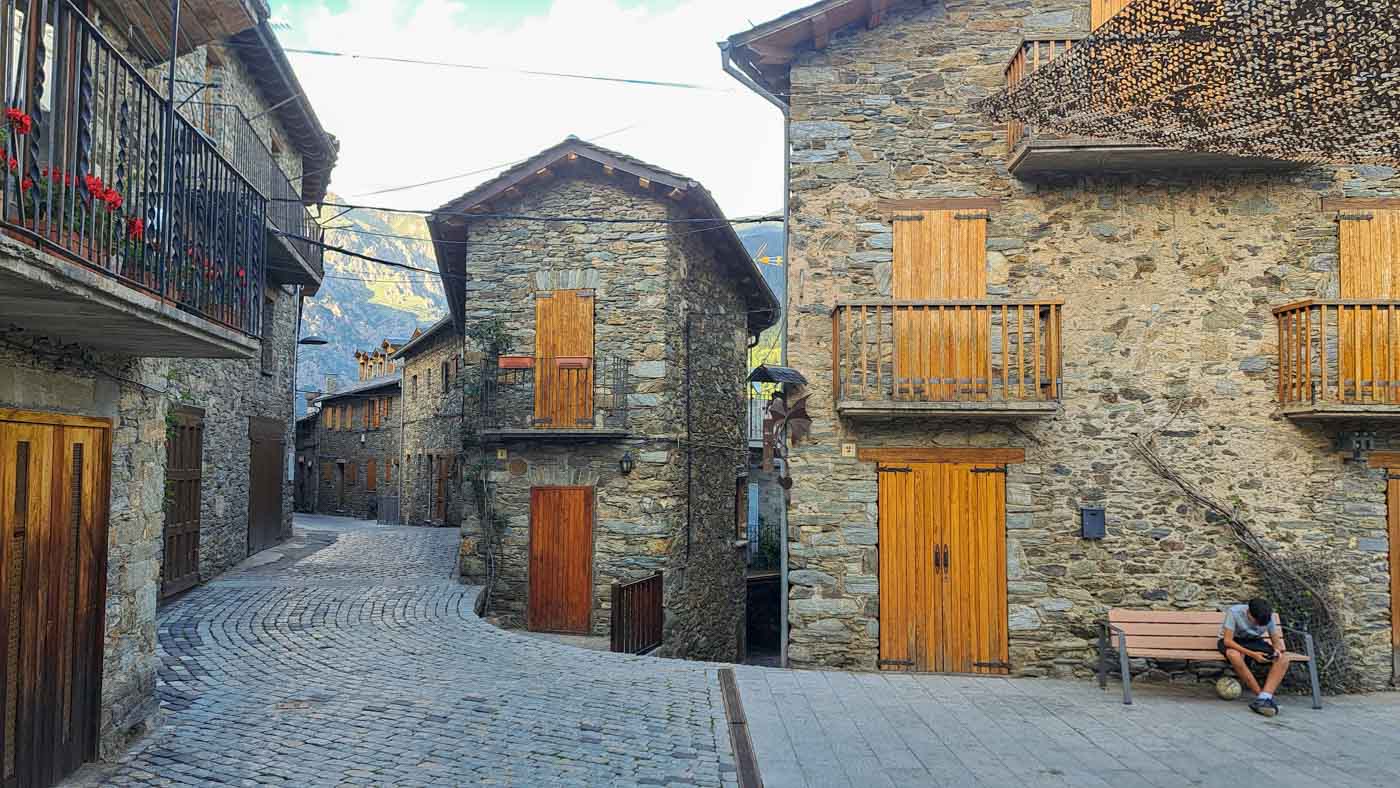 Etapa 10: Cabaña de Tirapits - Font dels Plaus. Transpirenaica GR11. 5 Casas de piedra. Pueblo de Queralbs.