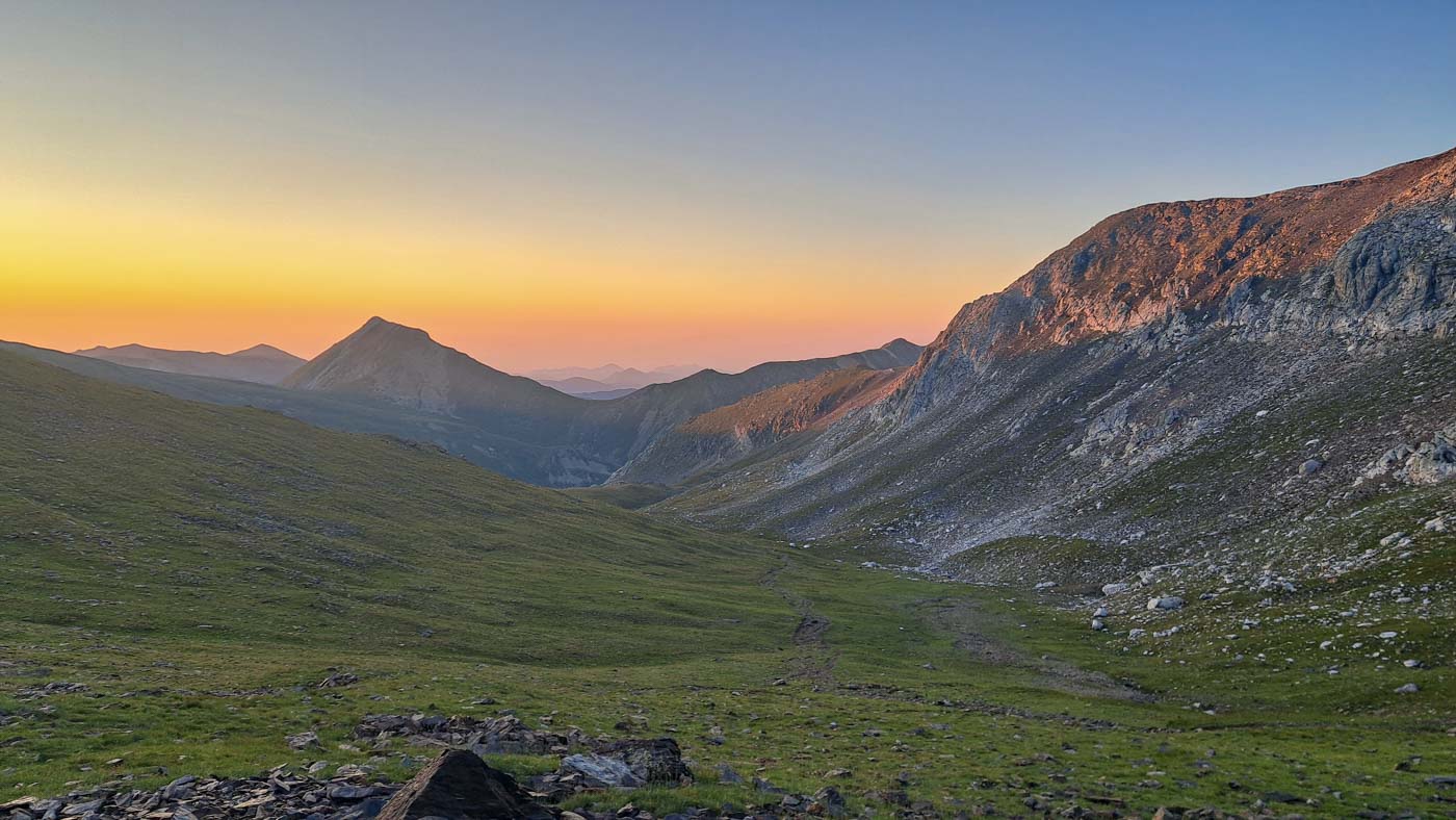 Etapa 10: Cabaña de Tirapits - Font dels Plaus. Transpirenaica GR11. 1 Amanecer en montañas