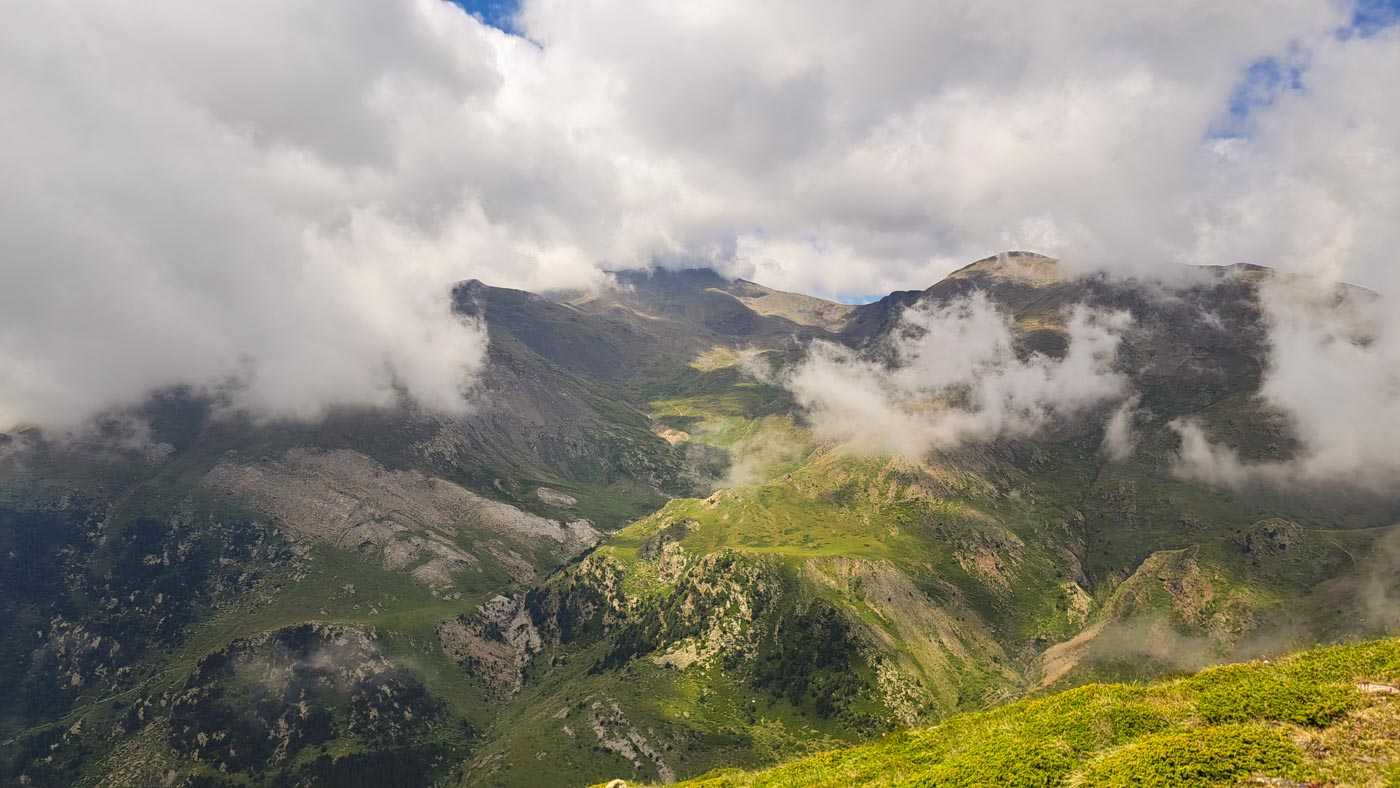 Etapa 10: Cabaña de Tirapits - Font dels Plaus. Transpirenaica GR11. 3 GR11 Etapa 10 aparencen nubes