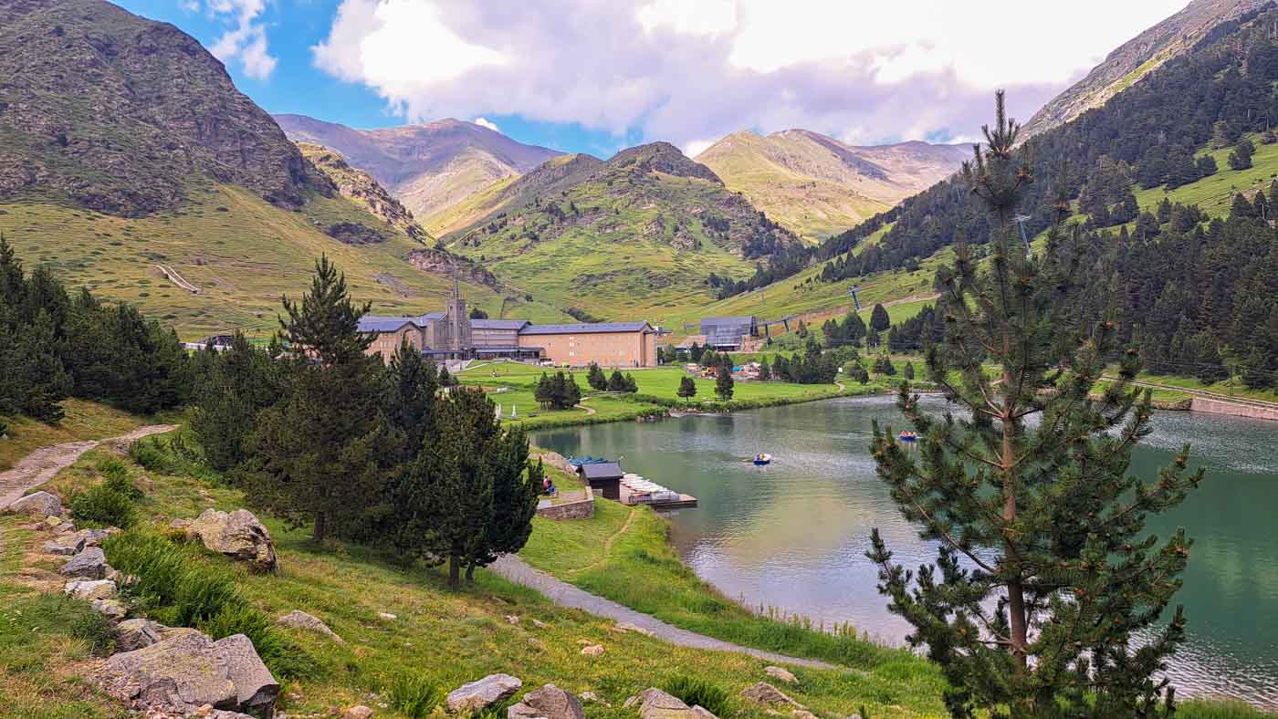 Etapa 10: Cabaña de Tirapits - Font dels Plaus. Transpirenaica GR11. 4 Lago con montañas y el santuario de Nuria en el medio
