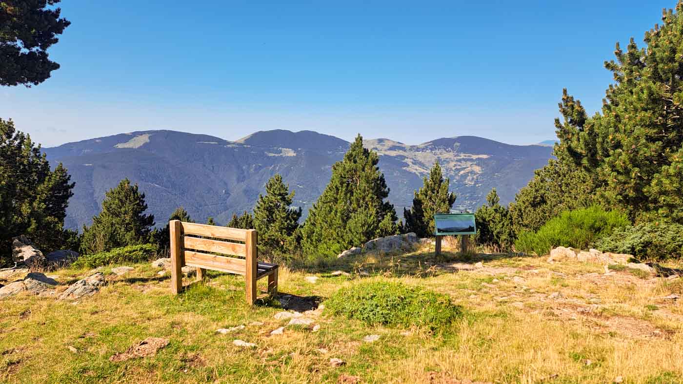 Etapa 11: Font dels Plaus - Refugio de Villalobent. Transpirenaica GR11. 2 Banco en lo alto de la montaña con bosques en el Collet de les Barraques
