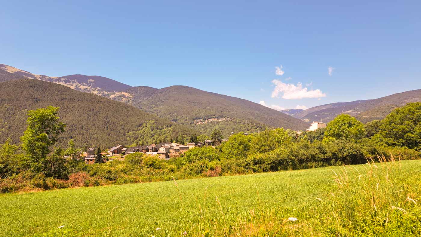 Etapa 11: Font dels Plaus - Refugio de Villalobent. Transpirenaica GR11. 3 El pueblo de Planoles, en el fondo de un valle con árboles y montañas