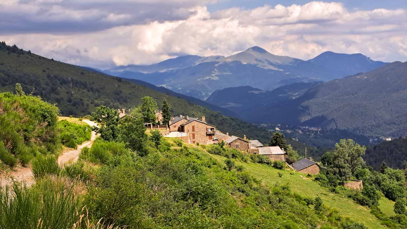 Etapa 11: Font dels Plaus - Refugio de Villalobent. Transpirenaica GR11. 1 El pueblo de Dorria, en el fondo del valle montañoso y con bosques