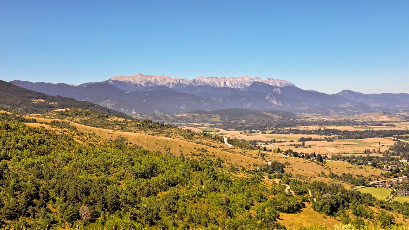Etapa 12: Refugio de Villalobent - Puigcerdá. Transpirenaica GR11. 1 Valle agrícola con montañas de fondo