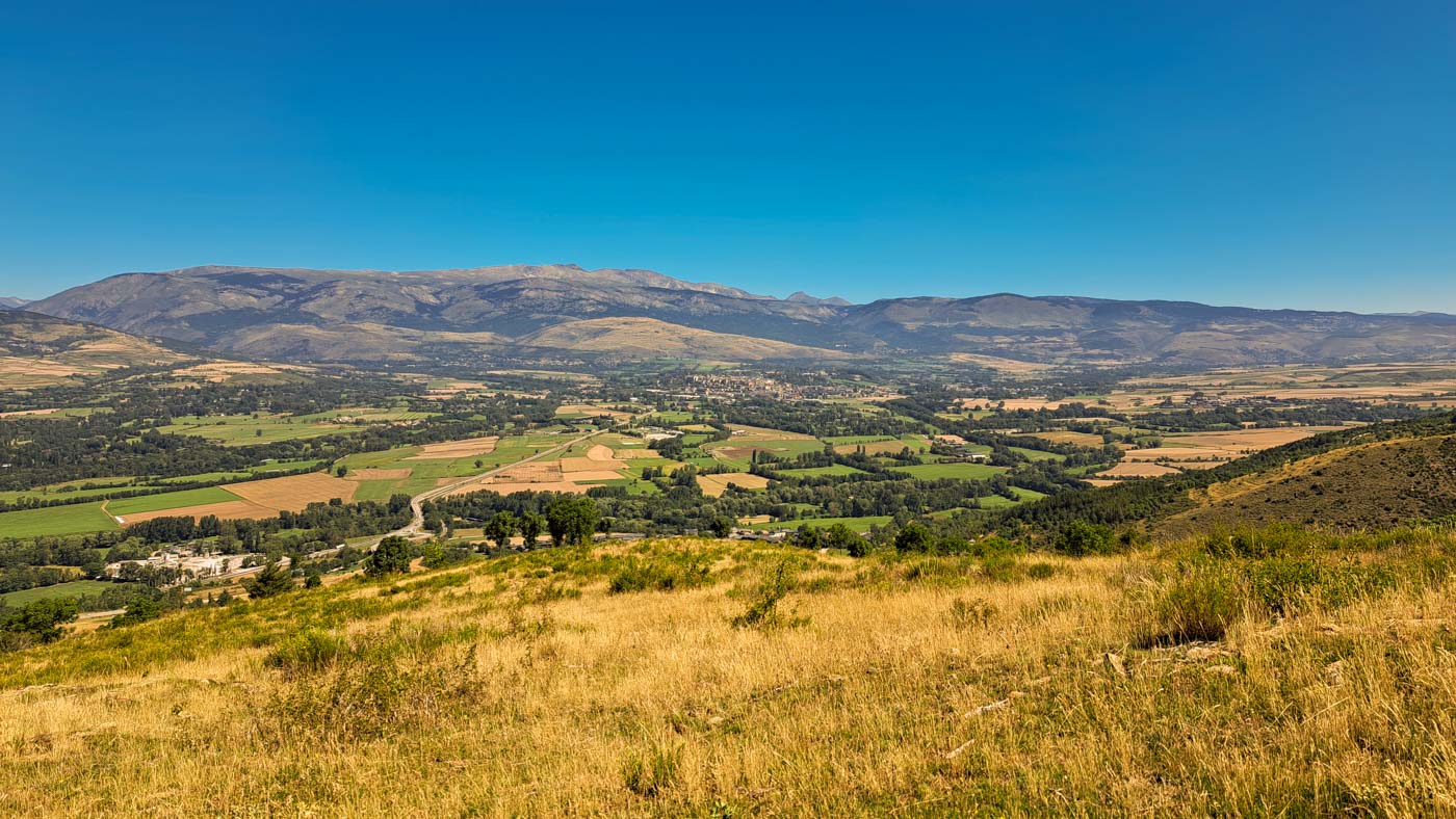 Etapa 12: Refugio de Villalobent - Puigcerdá. Transpirenaica GR11. 2 Valle de cambios de cultivo con montañas al fondo