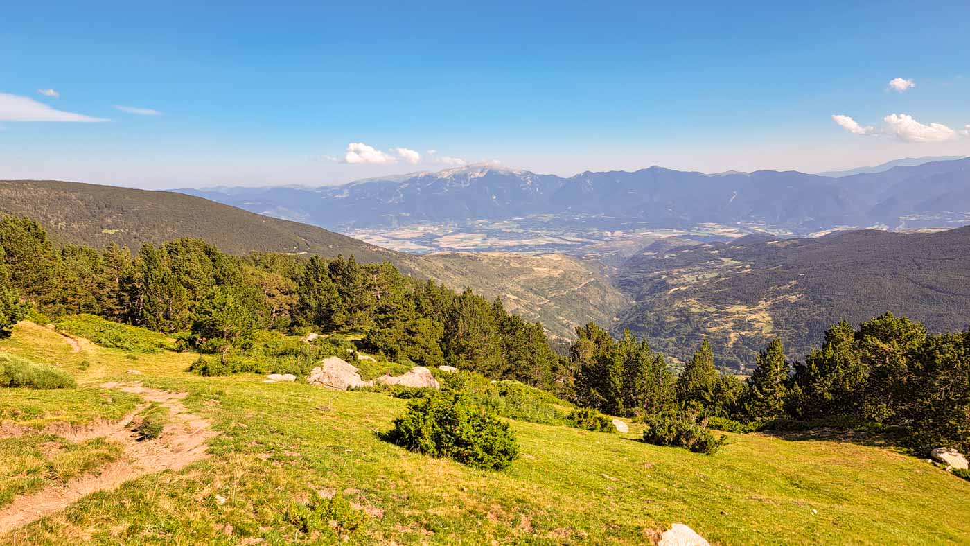 Etapa 13: Puigcerdá - Refugio de Engorgs. Transpirenaica GR11. 3 Vistas de un valle boscoso