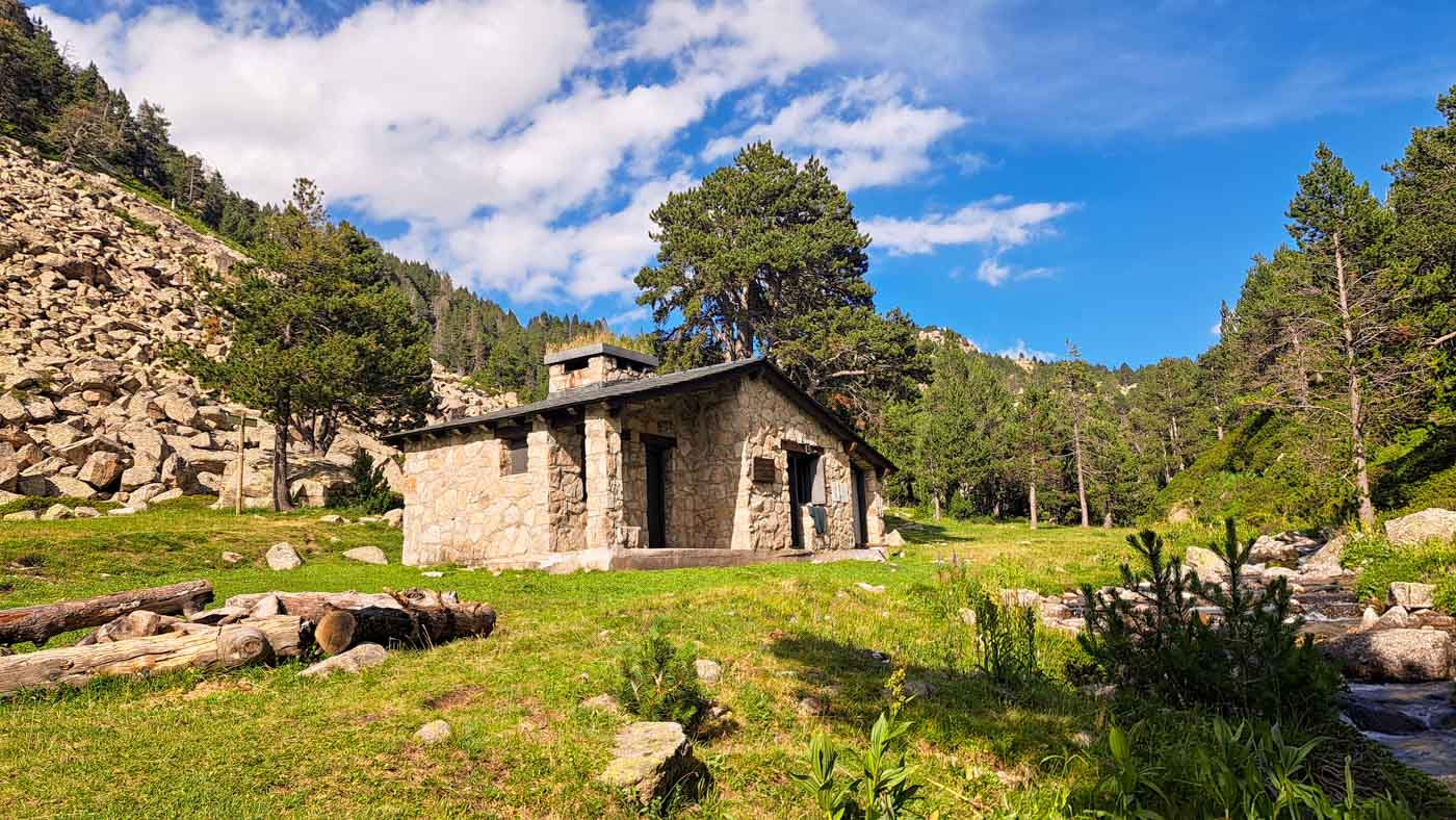 Etapa 14: Refugio de Engorgs - Refugio de Fontverd. Transpirenaica GR11. 5 Refugio libre de piedra junto a bosque