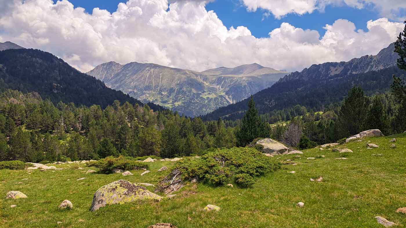 Etapa 14: Refugio de Engorgs - Refugio de Fontverd. Transpirenaica GR11. 2 Cadenas montañosas y bosques, con prados verdes