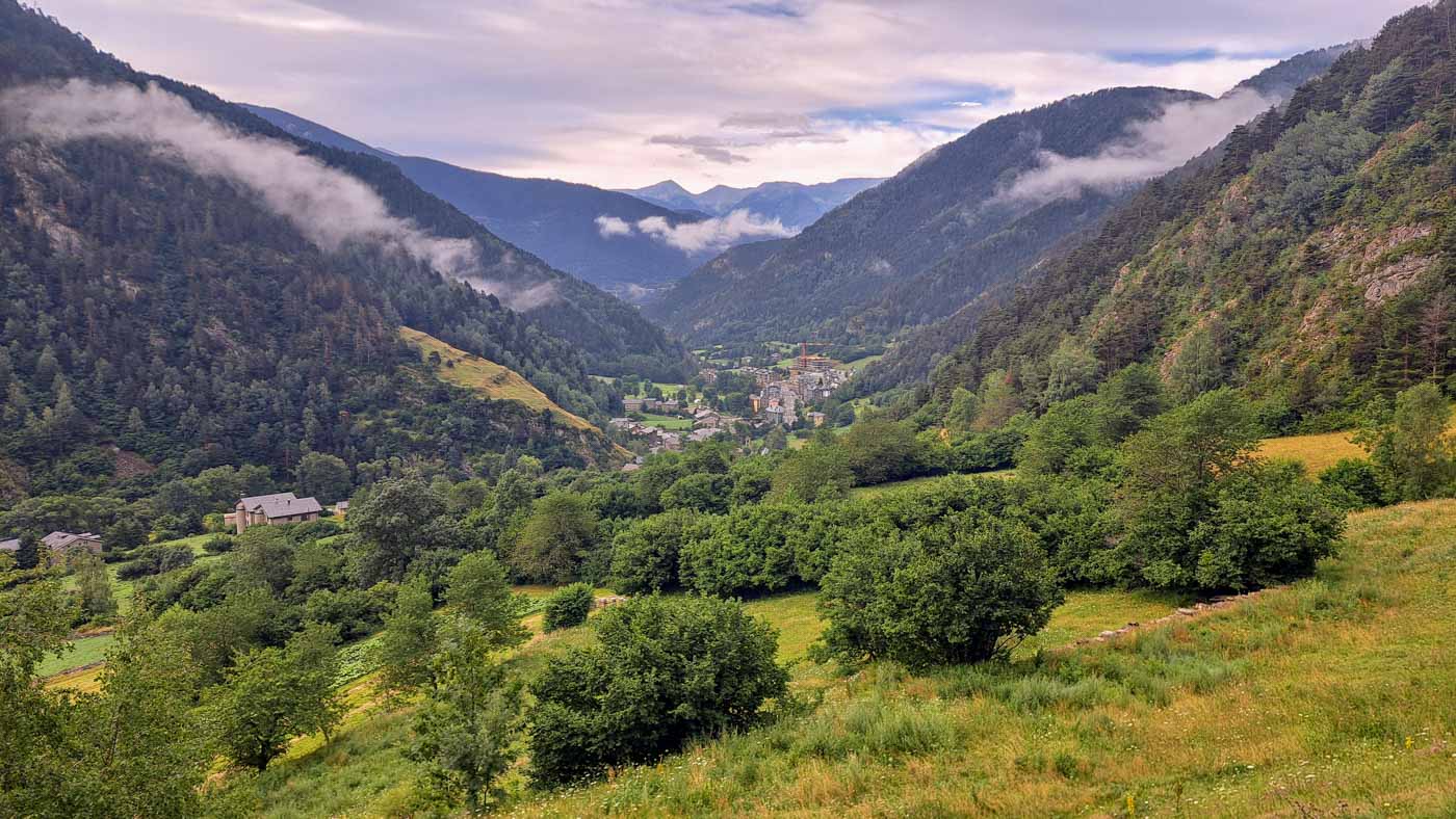 Etapa 16: Arans - Laguna Baiau. Transpirenaica GR11. 2 Pueblo en el fondo de un valle montañoso