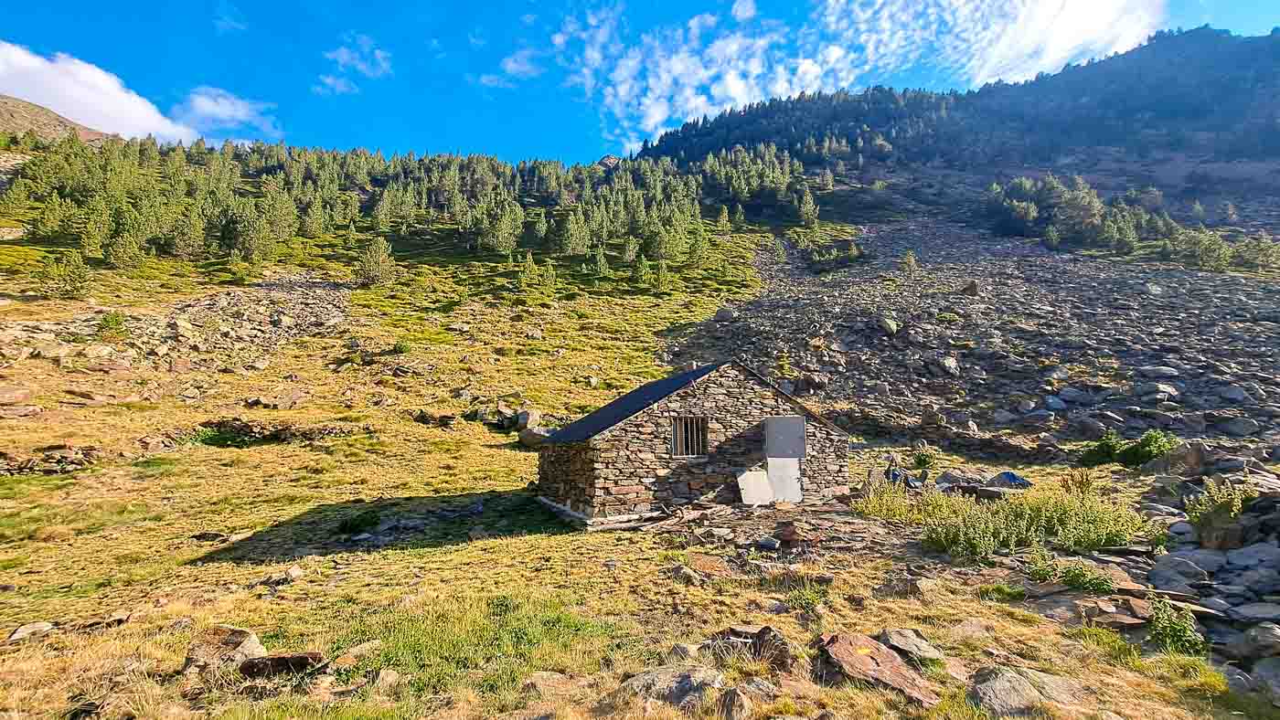 Etapa 17: Laguna Baiau - Cabaña Ribera de Boldis. Transpirenaica GR11. 5 Cabaña de pastores de la Ribera de Boldis