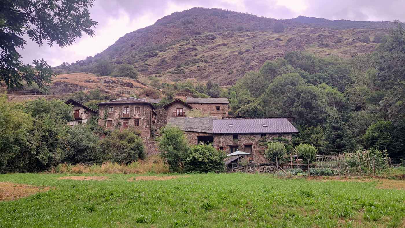 Etapa 18: Cabaña Ribera de Boldis - Refugio Estaón. Transpirenaica GR11. 5 Casas de piedra y techos de pizarra son característicos de este valle