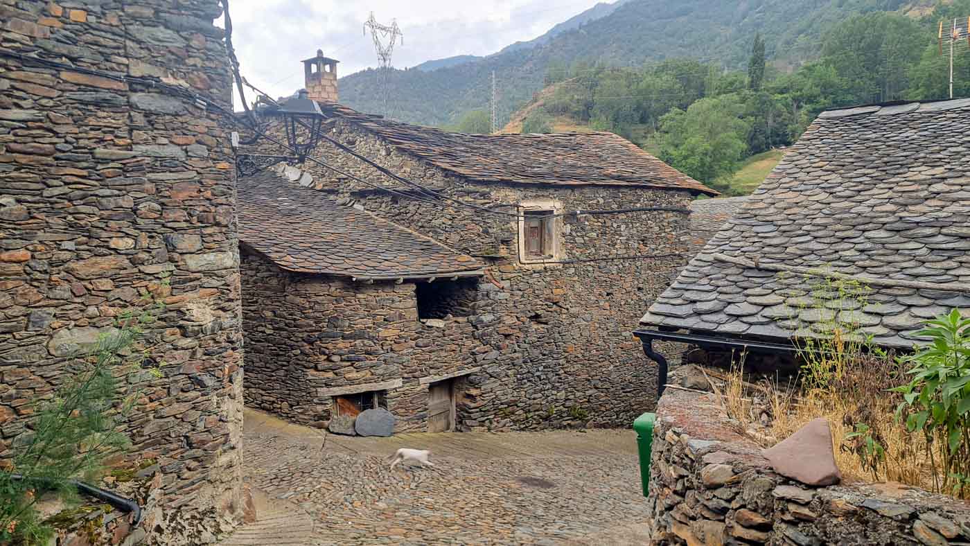 Etapa 18: Cabaña Ribera de Boldis - Refugio Estaón. Transpirenaica GR11. 3 Casas de piedra de Lladorre