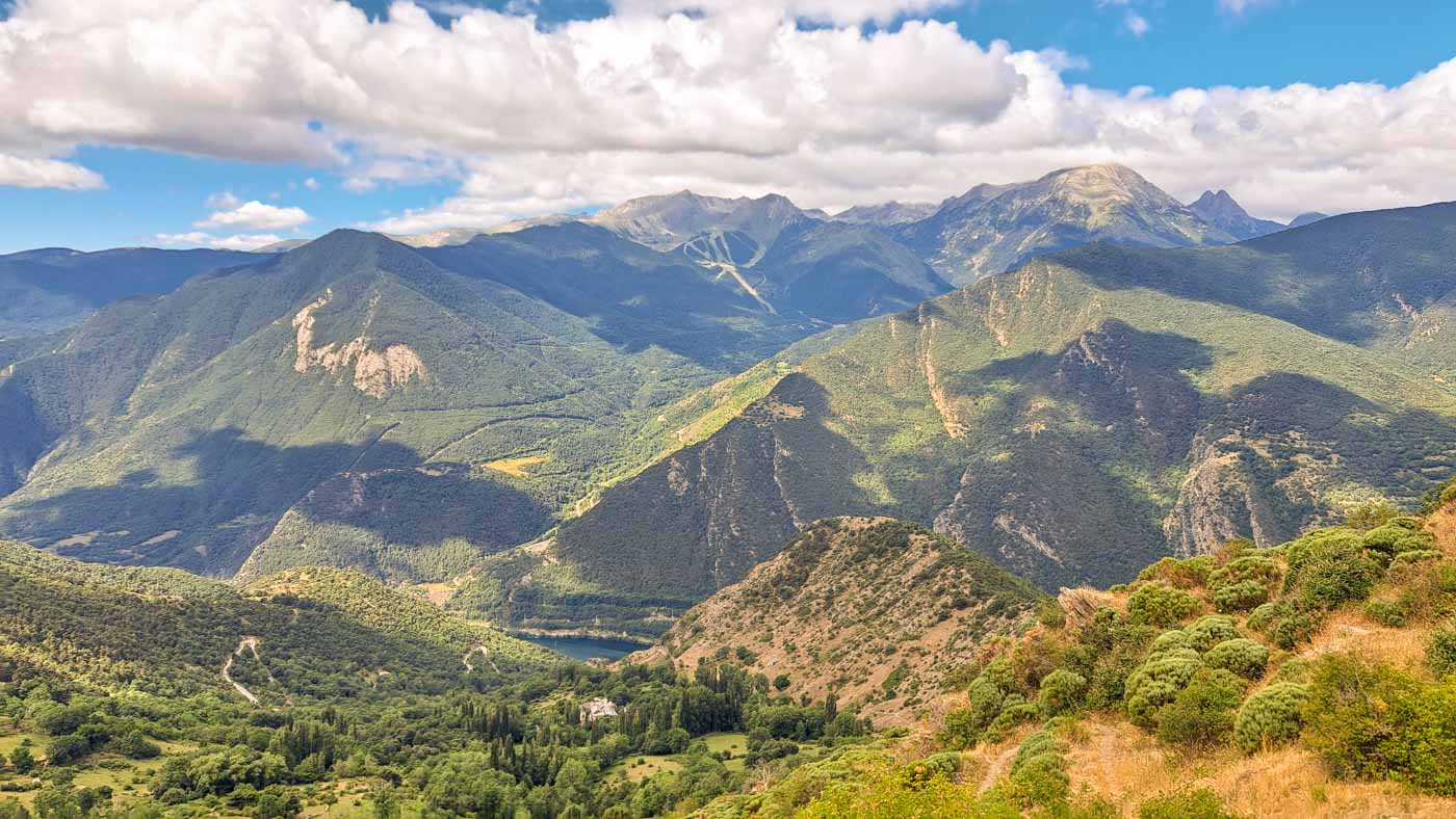 Etapa 19: Refugio Estaón - Refugio Ernest Mallafré. Transpirenaica GR11. 2 Vistas de las montañas de Aigüestortes desde el puerto de Lo Calvo