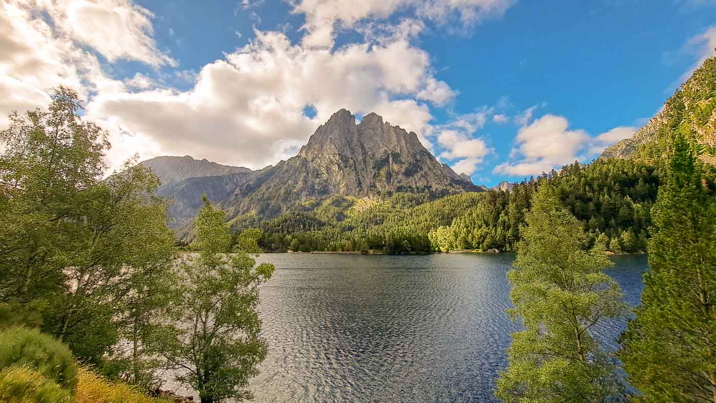 Etapa 20: Refugio Ernest Mallafré - Refugio Colomers. Transpirenaica GR11. 1 La laguna de Sant Maurici y Els Encantats de fondo