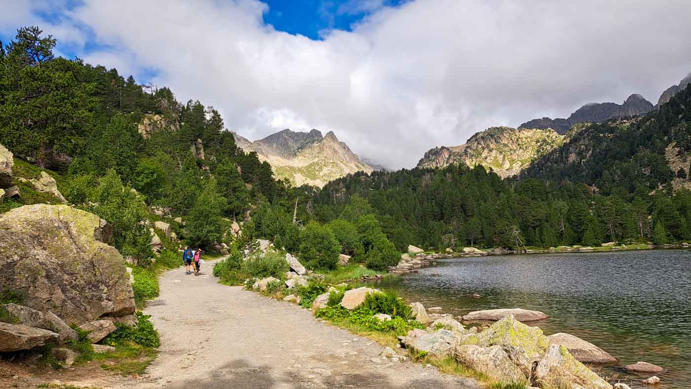 Etapa 20: Refugio Ernest Mallafré - Refugio Colomers. Transpirenaica GR11. 2 Pista de subida por el PN Aigüestortes
