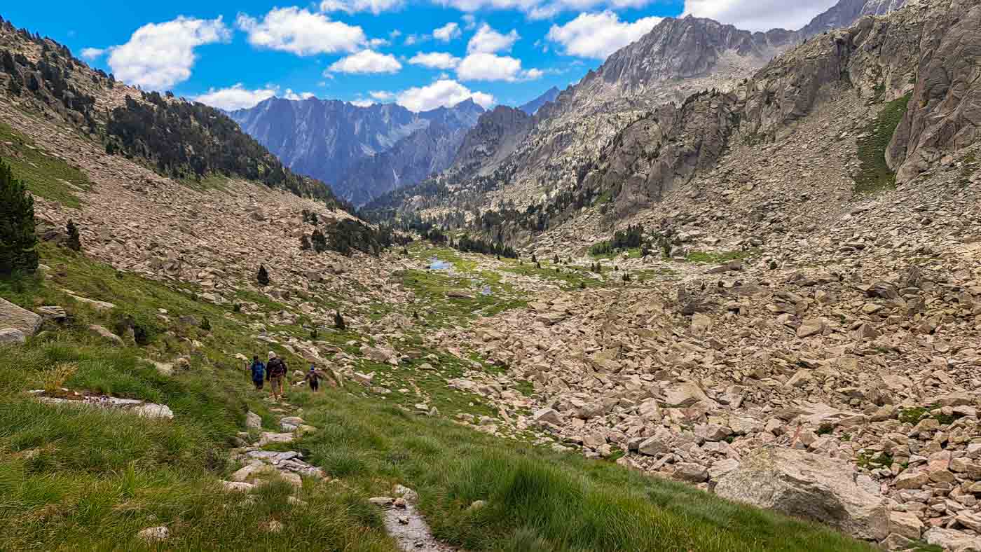 Etapa 20: Refugio Ernest Mallafré - Refugio Colomers. Transpirenaica GR11. 3 Subida por sendero hacia el paso de La Ratera