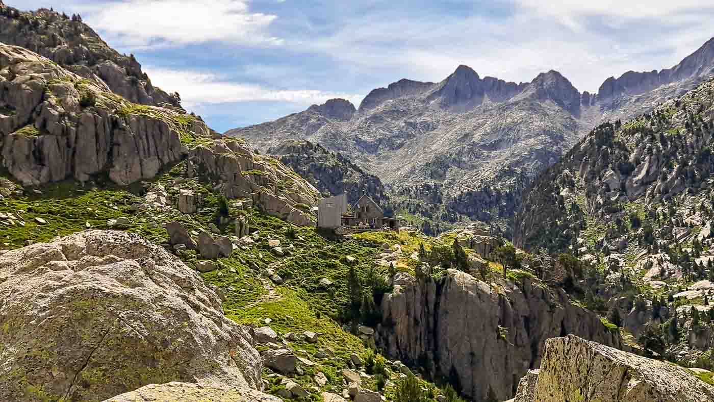 Etapa 21: Refugio Colomers - Boí. Transpirenaica GR11. 2 Refugio de La Ventosa oculto entre el granito