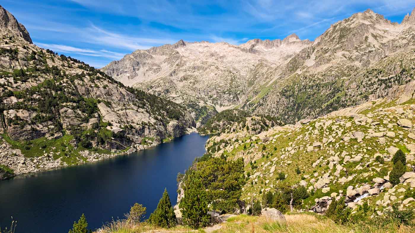 Etapa 21: Refugio Colomers - Boí. Transpirenaica GR11. 3 Vistas de un lago y montañas desde el refugio de La ventosa