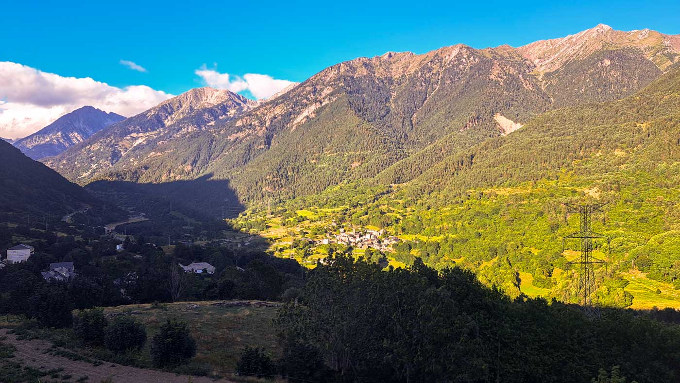 Etapa 22: Boí - Aneto. Transpirenaica GR11. 5 El pueblo de Aneto, Aragón (en sombra) y Senet, Cataluña