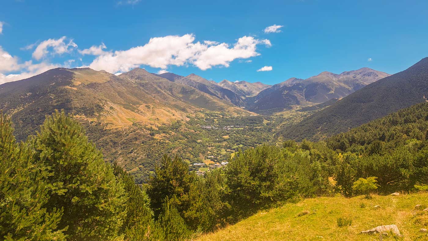 Etapa 22: Boí - Aneto. Transpirenaica GR11. 2 Las vistas hacia el este del valle de Boí son espectaculares