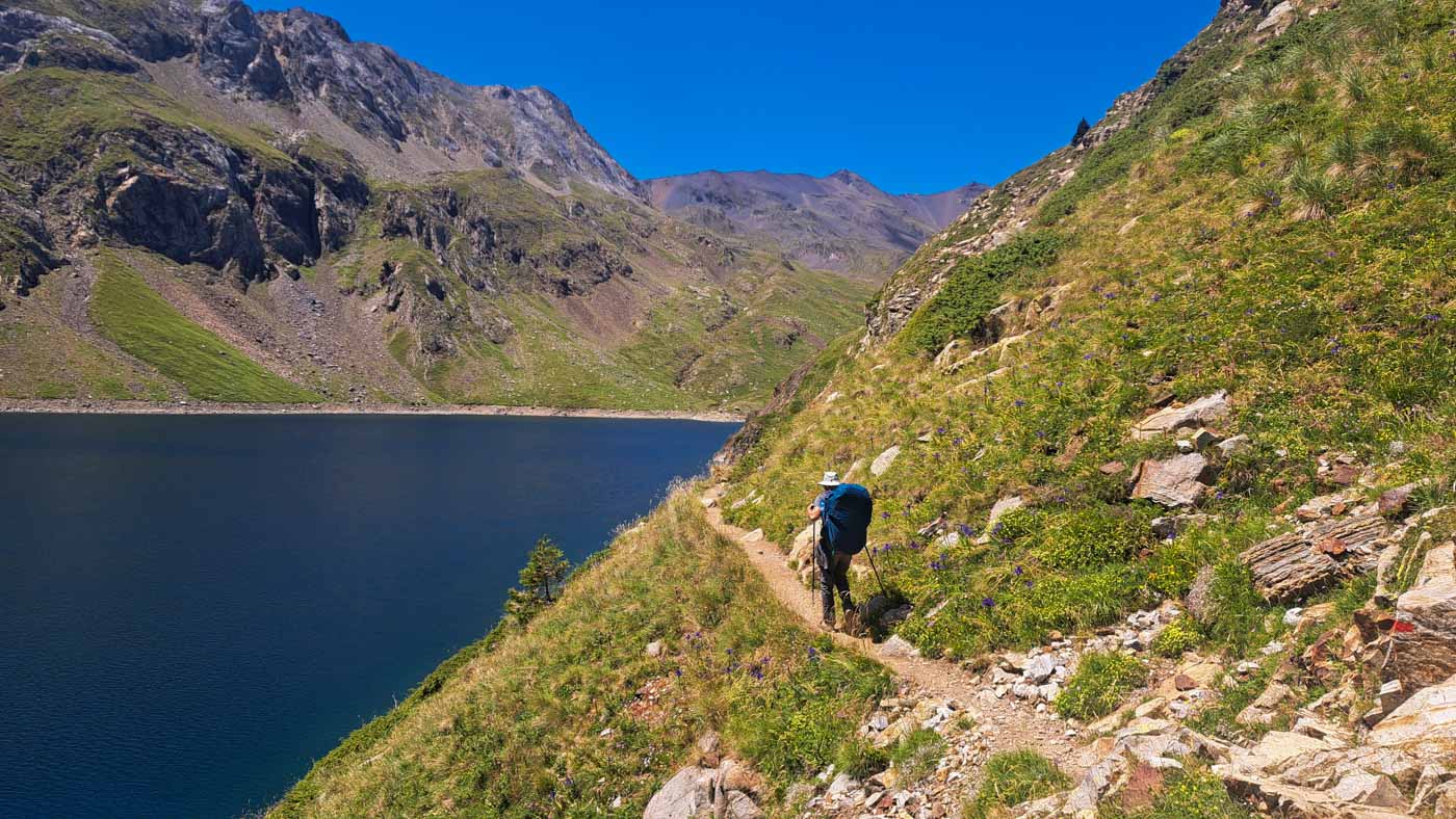 Etapa 23: Aneto - Refugio Cap de Llauset. Transpirenaica GR11. 5 Tras comer, rodeamos el embalse de Llauset