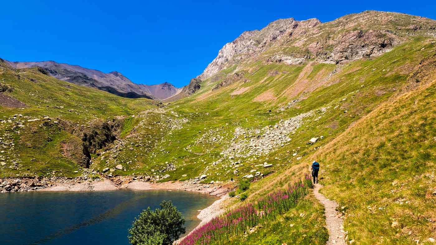 Etapa 23: Aneto - Refugio Cap de Llauset. Transpirenaica GR11. 1 Subiendo junto al Embalse de Llauset