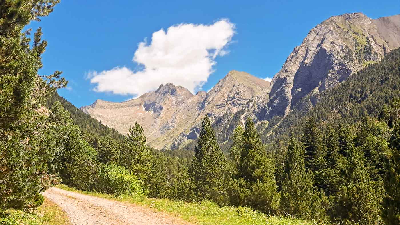 Etapa 24: Refugio Cap de Llauset - Benasque. Transpirenaica GR11. 5 Pista de descenso con vistas espectaculares de la Tuca de Vallibierna y otros picos.