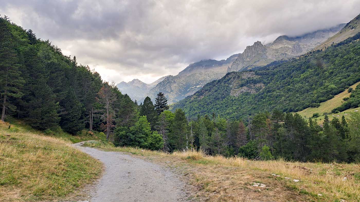 Etapa 25: Benasque - Cabaña de Batisielles. Transpirenaica GR11. 1 Pista de ascenso hacia el ibón de Batisielles