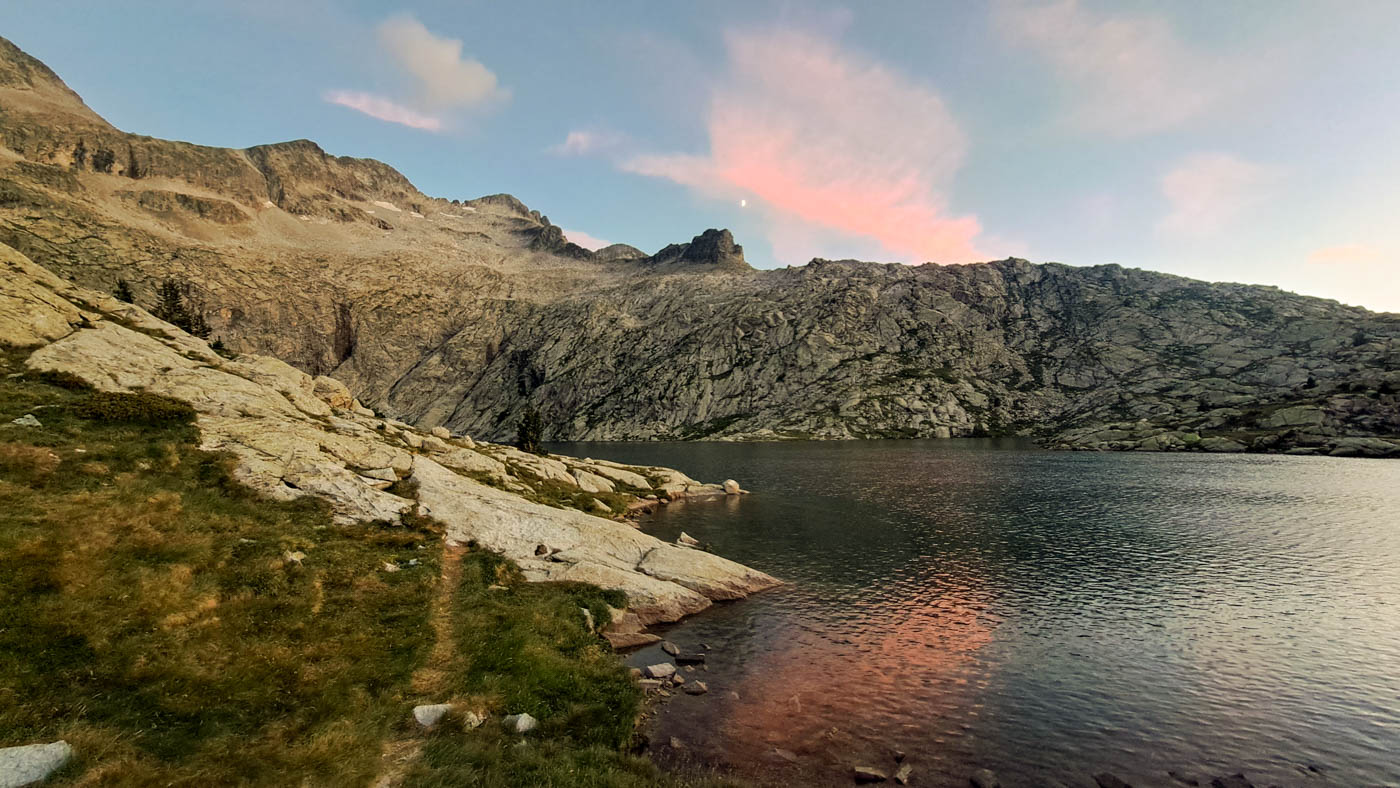 Etapa 26: Cabaña de Batisielles - Ibón de Millares. Transpirenaica GR11. 6 El Ibón de Millares al atardecer