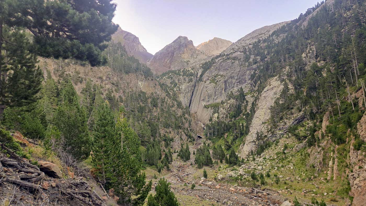 Etapa 27: Ibón de Millares - Refugio del Ibón de Urdiceto. Transpirenaica GR11. 2 Descenso del ibón de Millares