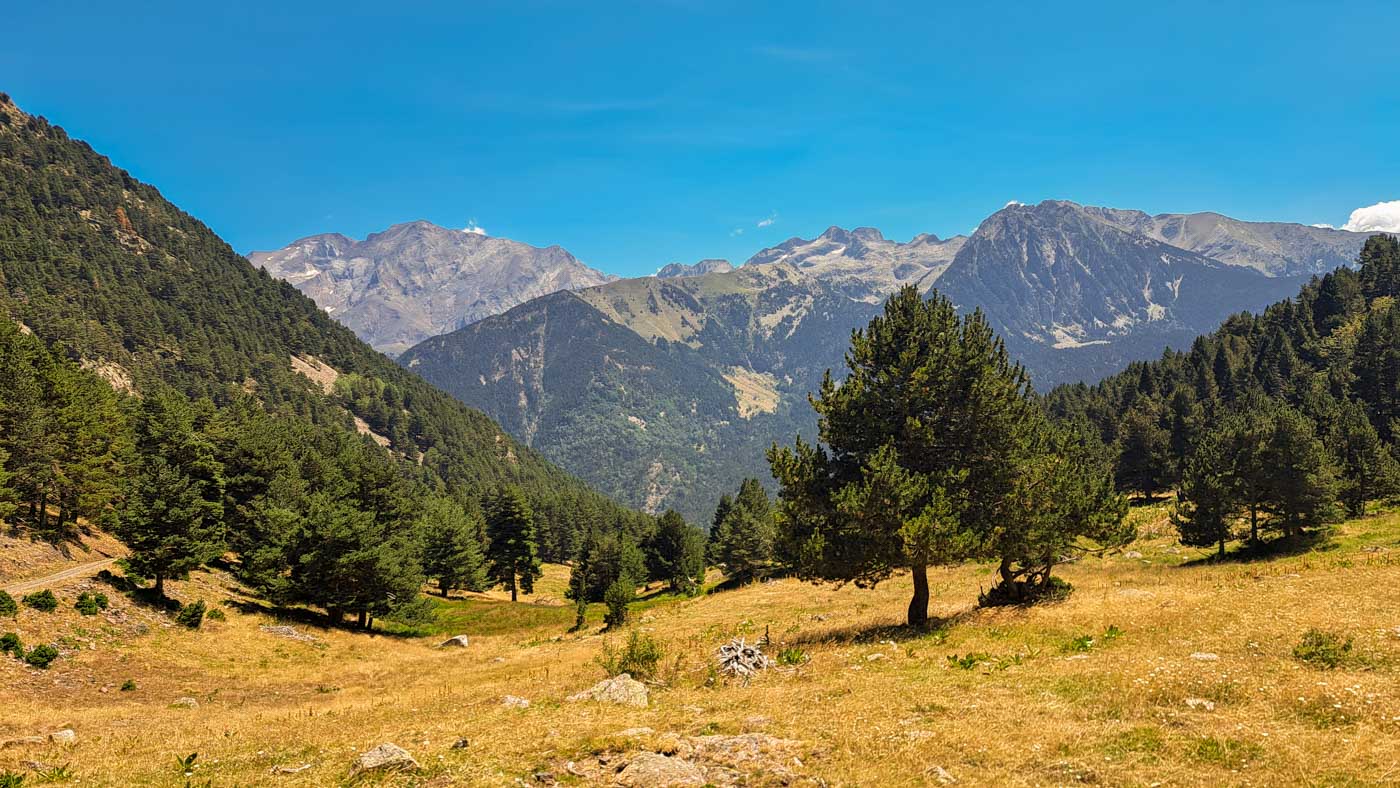 Etapa 27: Ibón de Millares - Refugio del Ibón de Urdiceto. Transpirenaica GR11. 4 Ascenso hacia el paso de los Caballos (vista hacia el oeste)