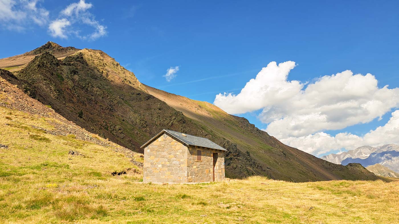 Etapa 27: Ibón de Millares - Refugio del Ibón de Urdiceto. Transpirenaica GR11. 5 Cabaña en el paso de los Caballos