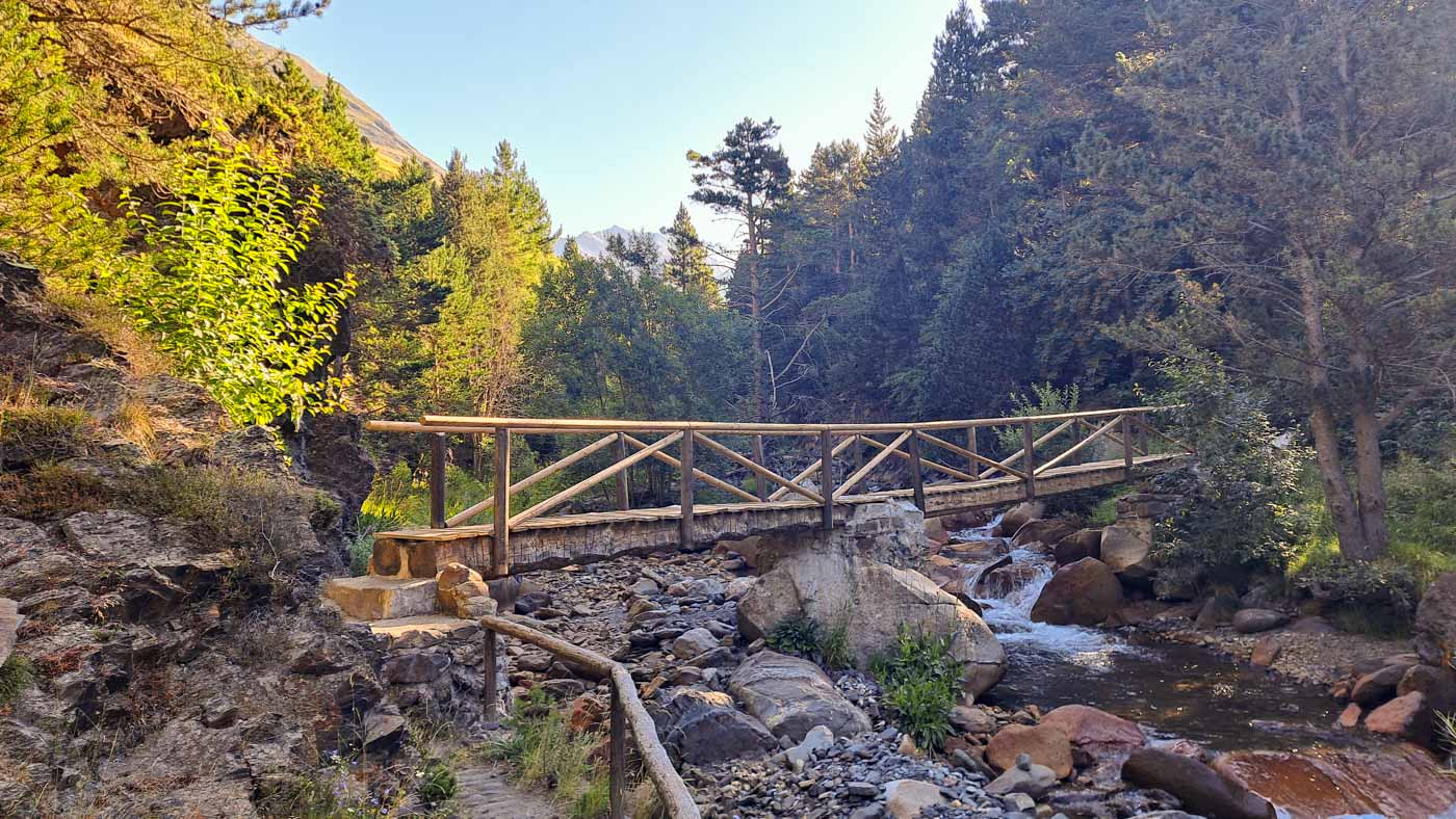 Etapa 27: Ibón de Millares - Refugio del Ibón de Urdiceto. Transpirenaica GR11. 3 Puente sobre el río Zinqueta de Añes Cruces