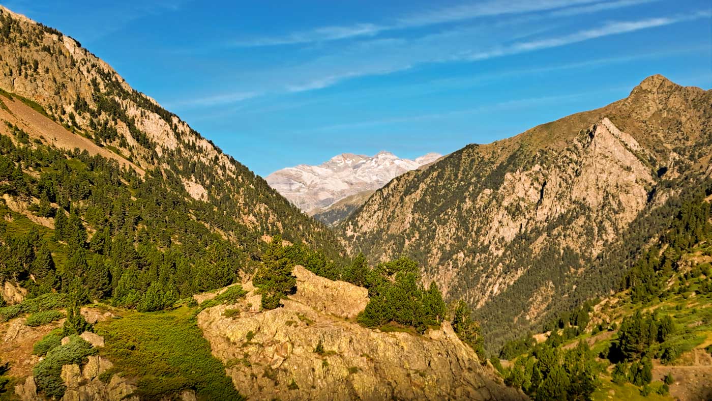 Etapa 28: Refugio del Ibón de Urdiceto - Refugio de la Estiva. Transpirenaica GR11. 2 Descenso hacia Marzán con Monte Perdido en el horizonte
