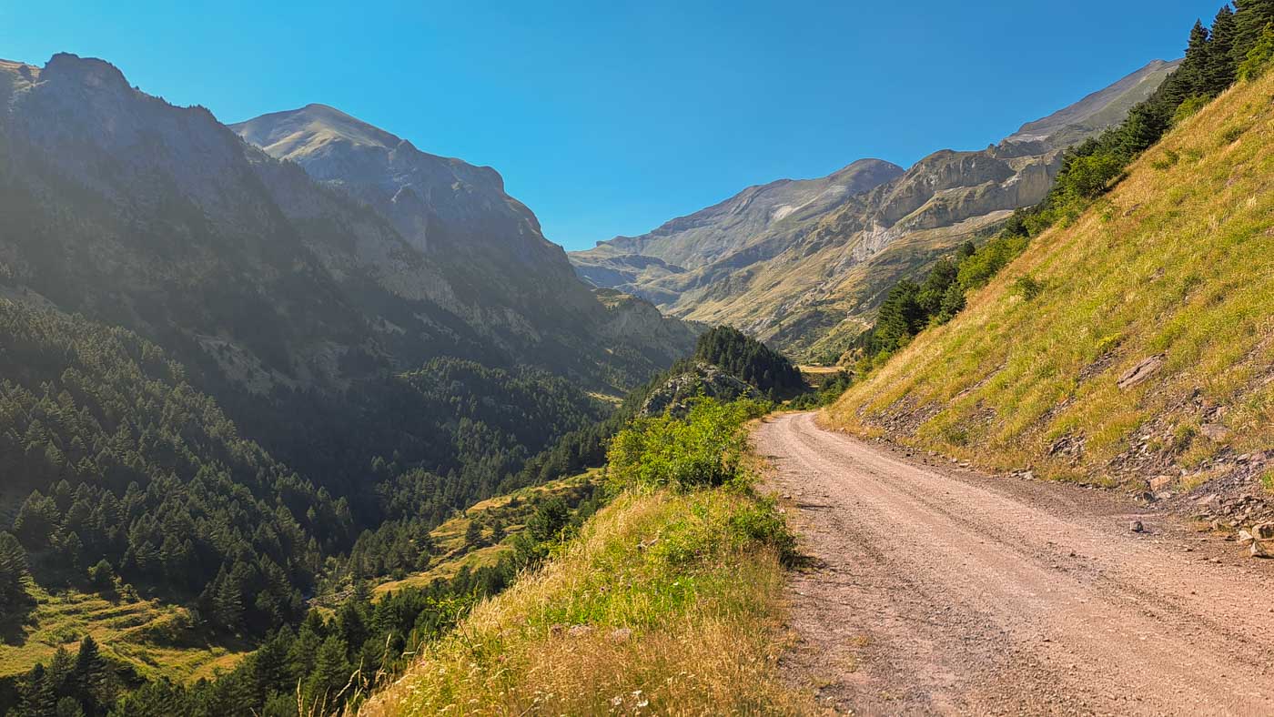 Etapa 28: Refugio del Ibón de Urdiceto - Refugio de la Estiva. Transpirenaica GR11. 3 Pista cómoda de bajada a Marzán