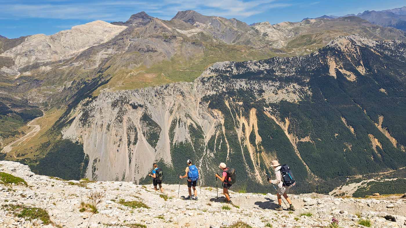 Etapas de la Transpirenaica GR11 en Aragón 1 Senderistas descendiendo el collado de Añisclo