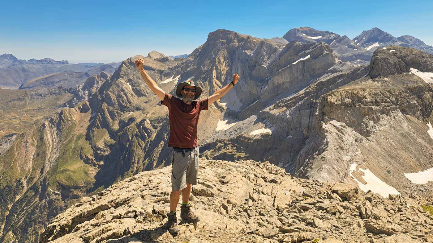 Etapa 30: Refugio de Góriz - Refugio de Bujaruelo. Transpirenaica GR11. 1 Pablo en la cima del Casco, uno de los tresmiles que hay en el Pirineo