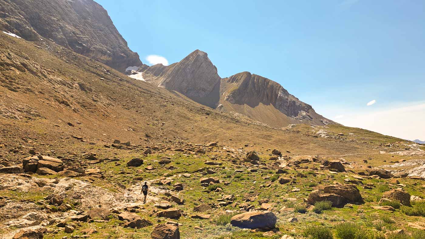 Etapa 30: Refugio de Góriz - Refugio de Bujaruelo. Transpirenaica GR11. 8 Sendero hacia el paso de Bujaruelo