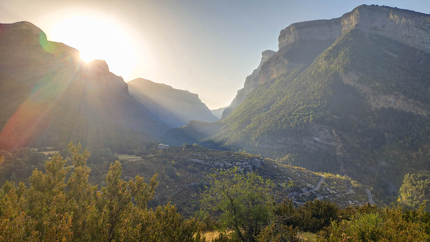 Etapa 31: Refugio de Bujaruelo - Vivac en río Ara. Transpirenaica GR11. 1 Amanece sobre el cañón del río Arazas